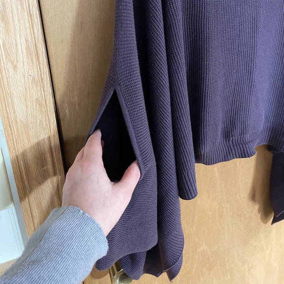 #22-LULULEMON-Forward Flow Cape - Picture 5 of 5